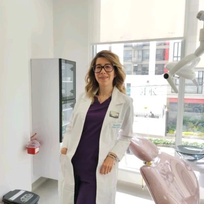 Dra. Ana Vinasco en consulta de odontología láser en Bogotá